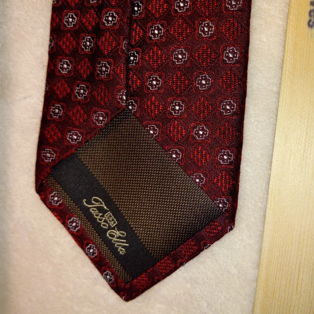 TASSO ELBA Mens 100% Silk Necktie Designer Geometric Red and Silver EUC S.P.A.